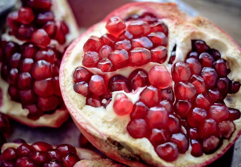 انار باز شده با دانه ها